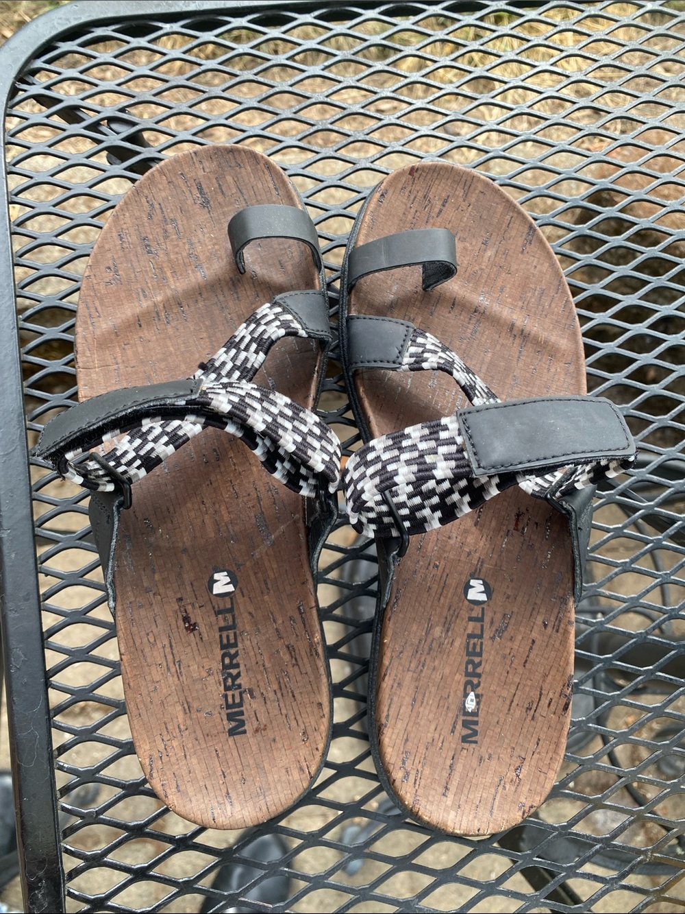 Preowned Merrell Women's Black and White Patterned Strappy Sandals 7 excellent